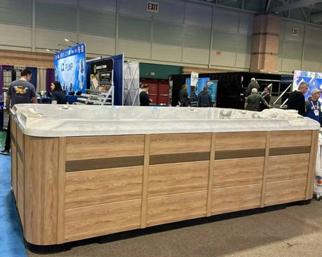 Witte zwemspa met meerdere jets en zitplaatsen, ideale jacuzzi buiten voor sport en ontspanning, swimspa voor zwemmen en.;Moderne zwemspa met houtlook buitenzijde en wit interieur, ideaal als jacuzzi buiten of swimspa, perfect voor jacuzzi kopen.;Witte zwemspa met zit- en ligplaatsen, meerdere jets en speakers, ideale jacuzzi buiten en swimspa voor sportief gebruik.;