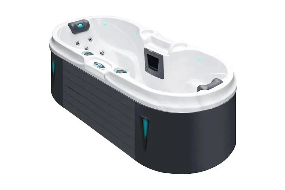 Moderne 2-persoons jacuzzi buiten met zwarte behuizing en wit interieur, ideale zwemspa voor ontspanning.