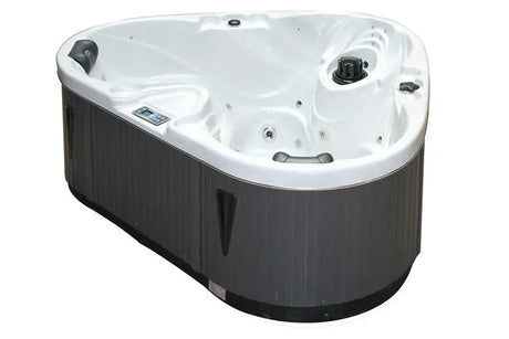 Witte driehoekige jacuzzi buiten met plek voor 2 personen en LED-verlichting, ideale swimspa.;;