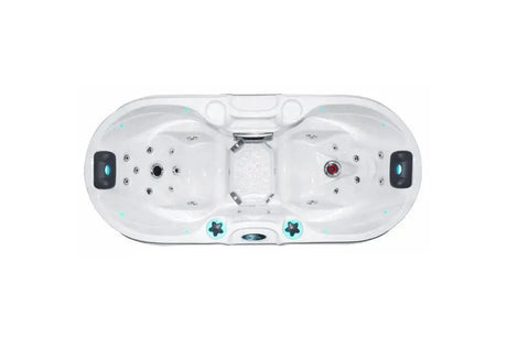 Witte 2-persoons jacuzzi swimspa met ergonomische zitplaatsen en ingebouwde jets voor jacuzzi buiten.
