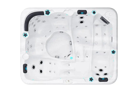 Witte 6-persoons jacuzzi met meerdere zitplekken en jets voor een luxe swimspa ervaring buiten.