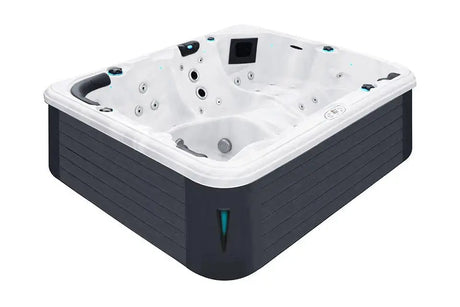 Zes persoons witte jacuzzi buiten met donkergrijze behuizing en ingebouwde zwemspa functies.