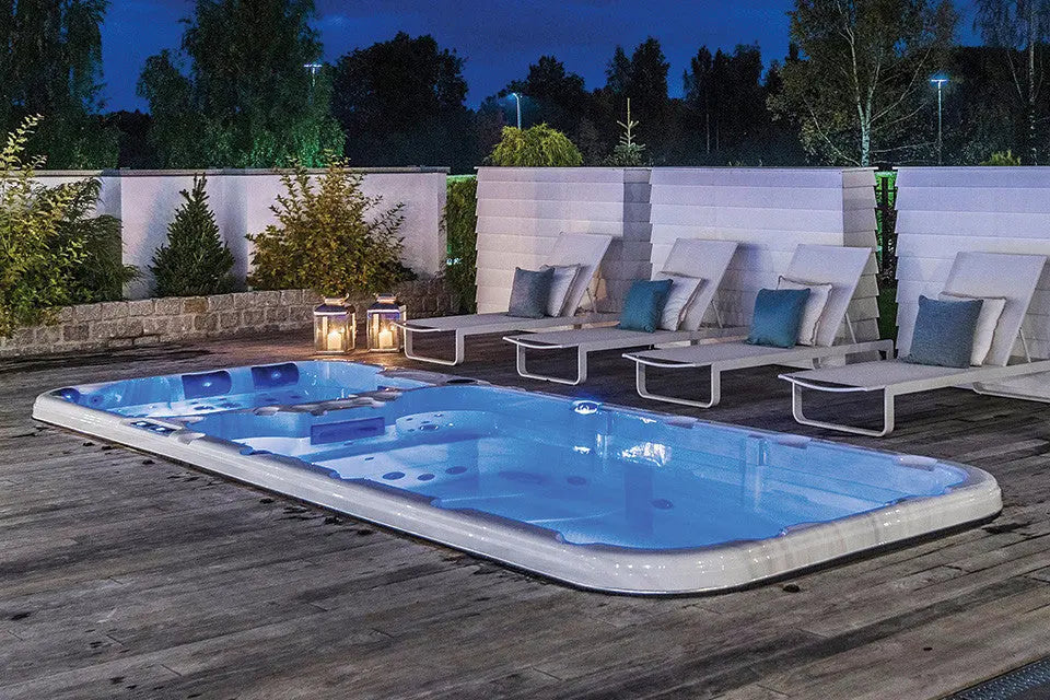Moderne zwemspa met blauwe verlichting voor buiten, ideale jacuzzi kopen voor sport en ontspanning.