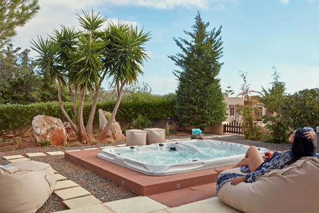 Witte 7-persoons jacuzzi buiten ingebouwd in terras met comfortabele zitplekken, ideale zwemspa kopen.