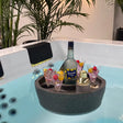 Drijvende bar in zwemspa gevuld met cocktails, perfect voor jacuzzi buiten en swimspa genieten.