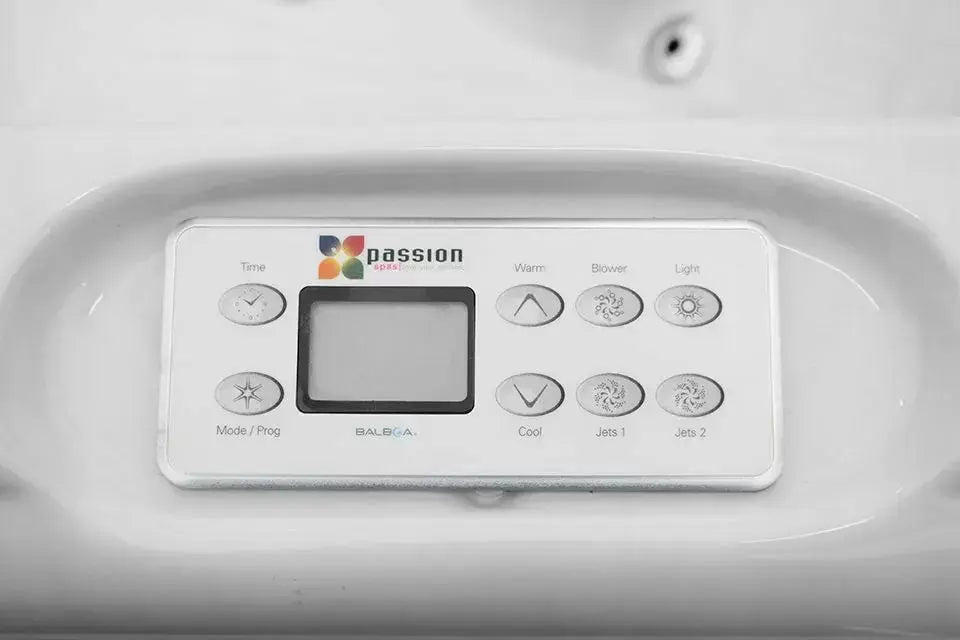 Wit bedieningspaneel voor jacuzzi met digitale display en knoppen voor zwemspa en jacuzzi buiten functies.